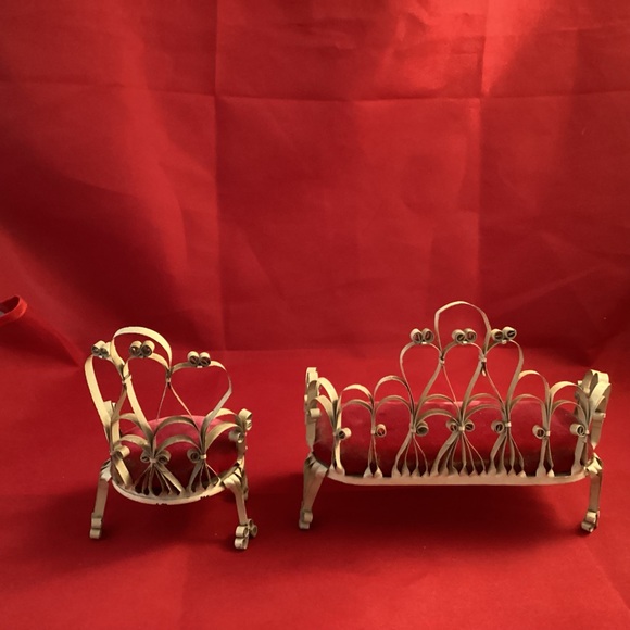 Vintage tin doll fourniture couch and chair set with red velvet cushions - Picture 5 of 10